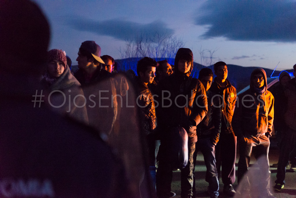 Refugiados afganos retenidos en el puente sobre el río Vardar en Idomeni. Foto: Pablo Ibáñez. 