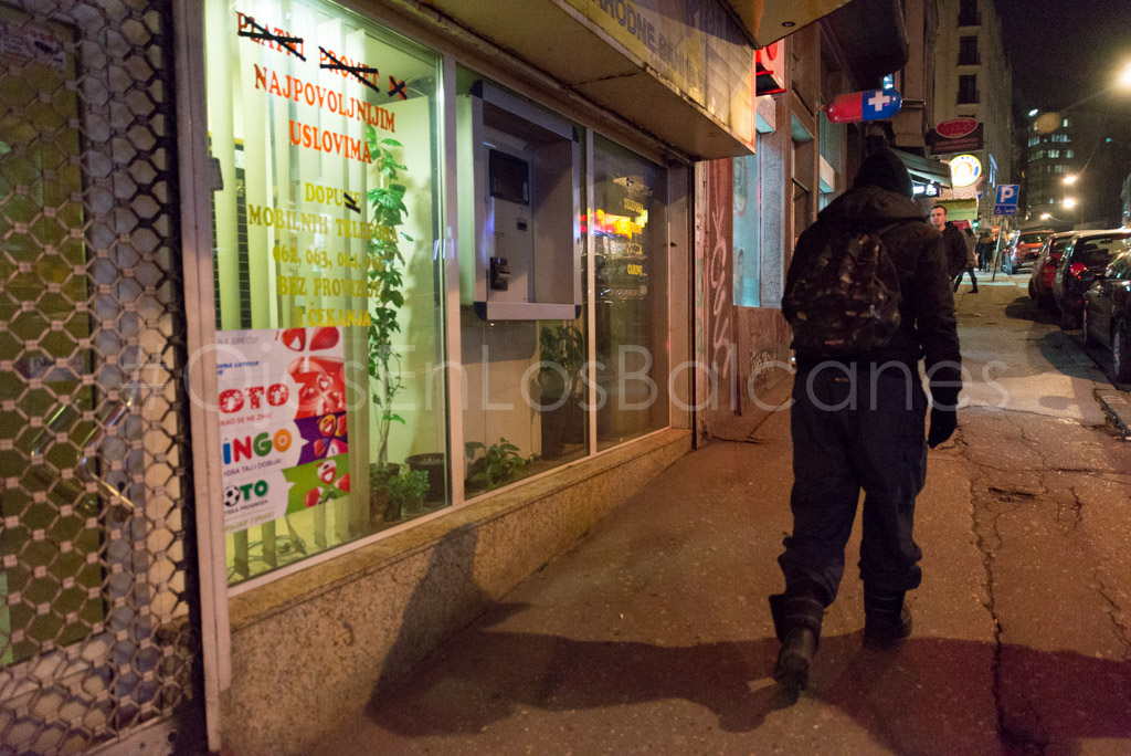 Rihayi Mohammed, cojea ostensiblemente por las calles de Belgrado. Foto: Pablo Ibáñez. 