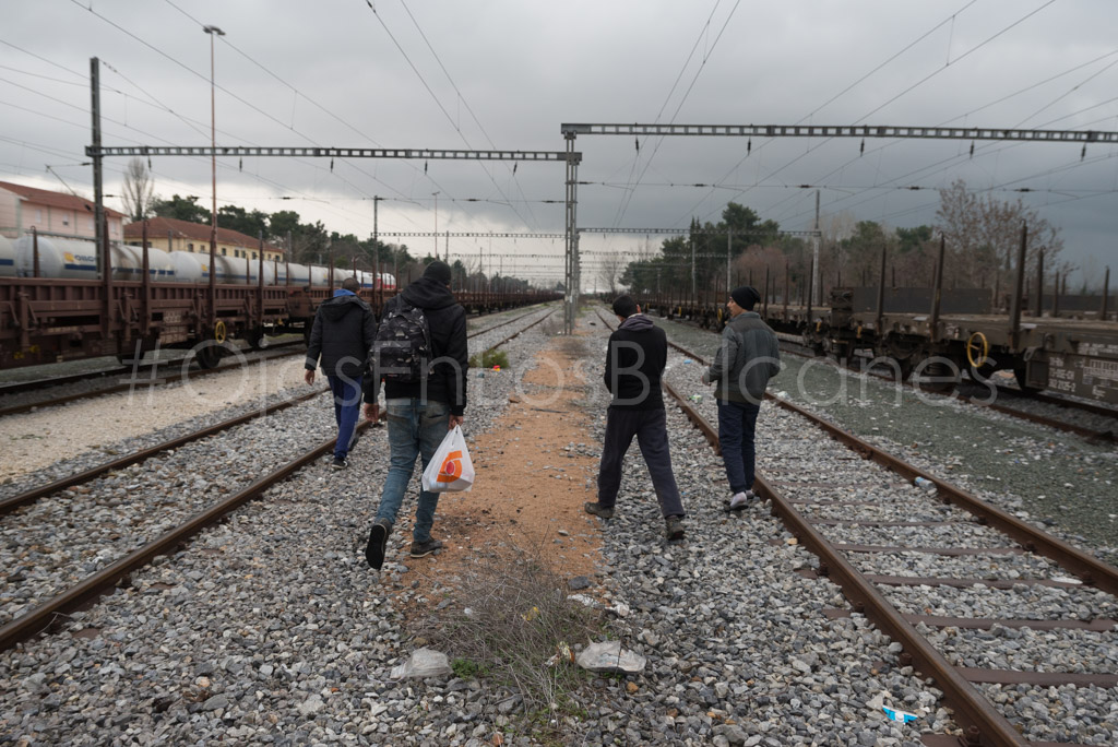 Los cuatro jóvenes marroquíes camino de la cafetería de la estación de Idomeni. Foto: Pablo Ibáñez. 