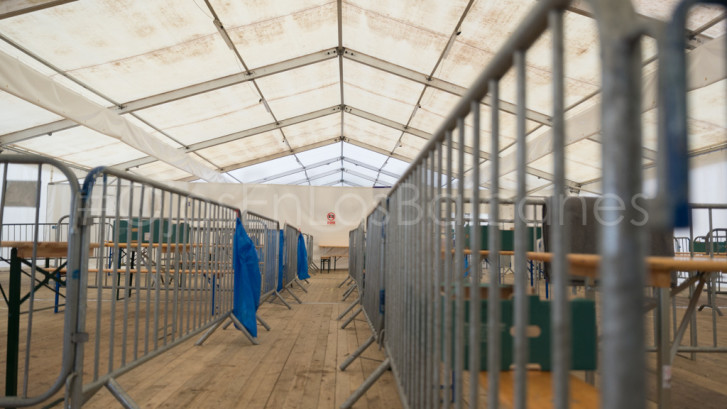 El campo de refugiados de Dobova-Brezice, completamente vacío este martes. Foto: Pablo Ibáñez.