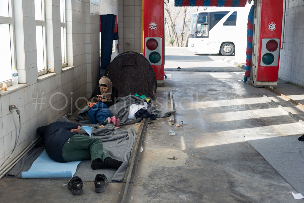 El cansancio del camino. Durmiendo dentro del túnel de lavado de la estación de Polykastro. Foto: Pablo Ibáñez.