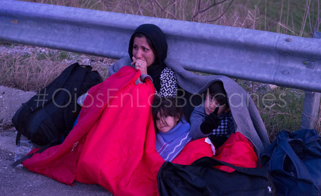 El cansancio del camino. Una familia afgana descansa tras 20 km. caminando. Foto: Pablo Ibáñez.