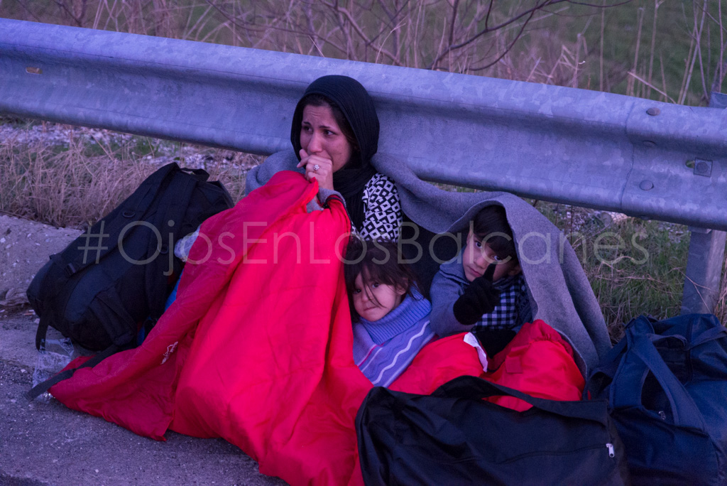 El cansancio del camino. Una familia afgana descansa tras 20 km. caminando. Foto: Pablo Ibáñez.