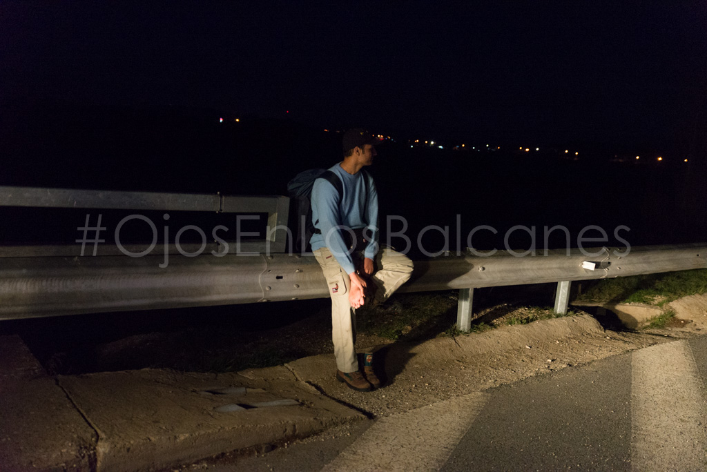 El cansancio del camino. Joven afgano descansa tras 20 km. caminando. Foto: Pablo Ibáñez.