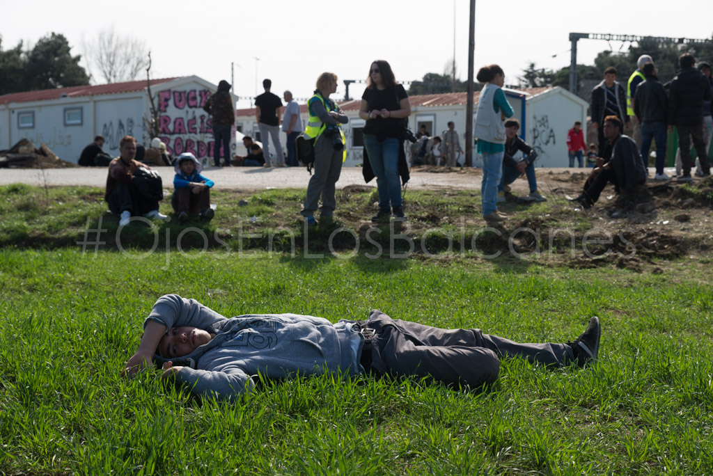 El cansancio del camino. Un joven afgano duerme justo al lado de la protesta en Eidomeni. Foto: Pablo Ibáñez.