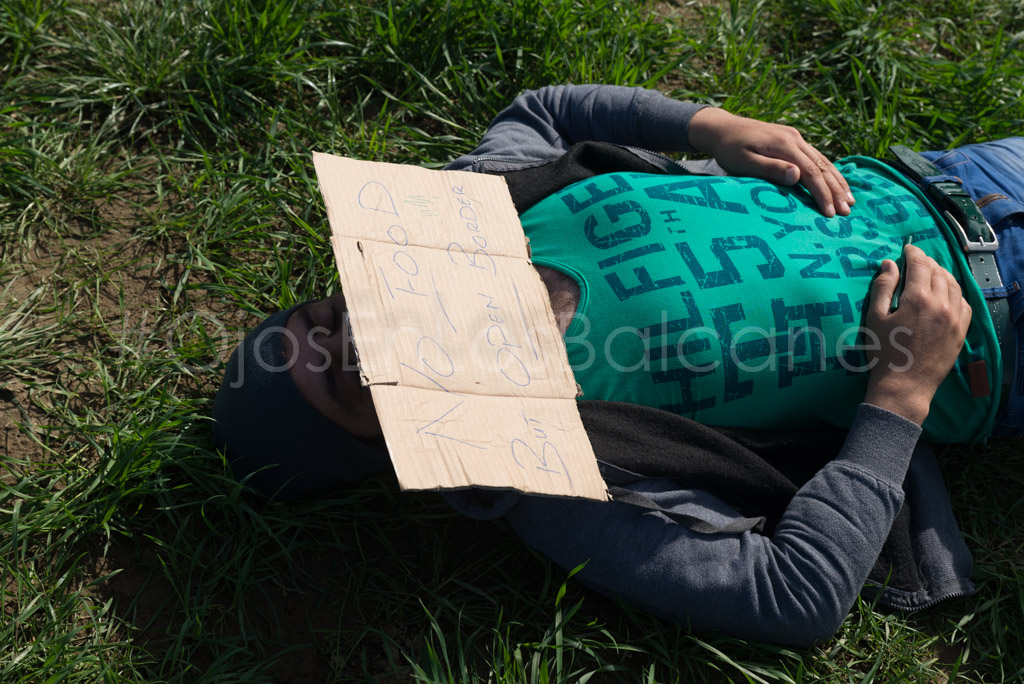 El cansancio del camino. Un joven afgano duerme justo al lado de la protesta en Eidomeni. Fotos: Pablo Ibáñez.