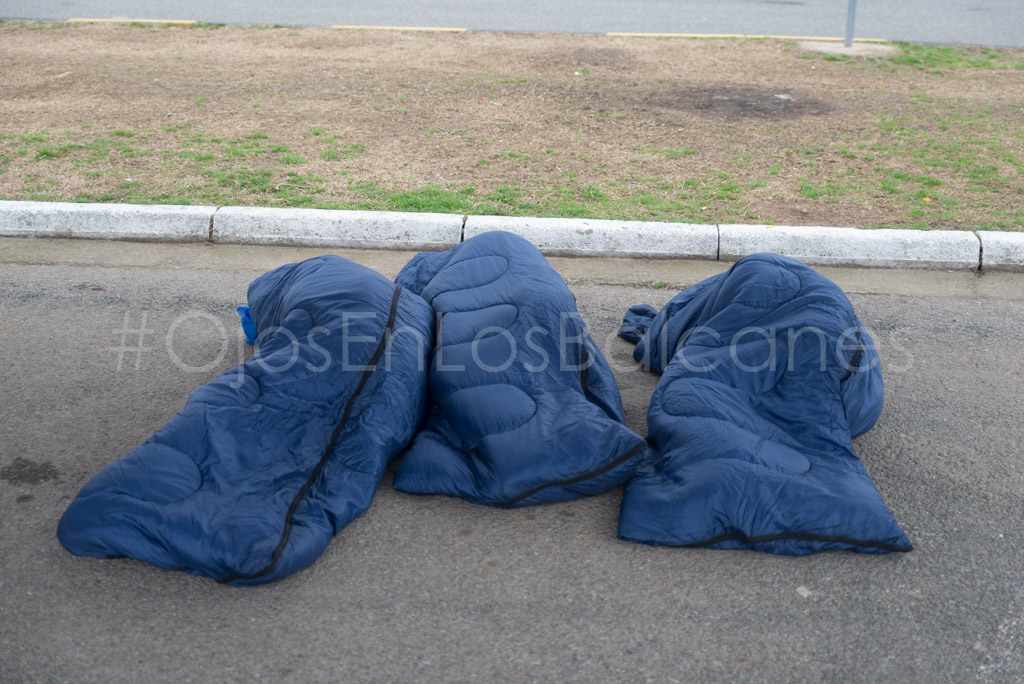 El cansancio del camino. Jóvenes duermen en sacos en la estación de Polykastro. Foto: Pablo Ibáñez.