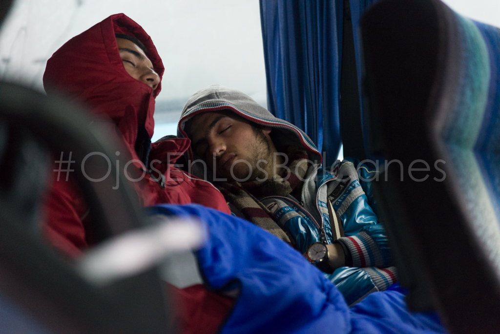 El cansancio del camino. Jóvenes duermen en un autobús en la estación de Polykastro. Foto: Pablo Ibáñez.