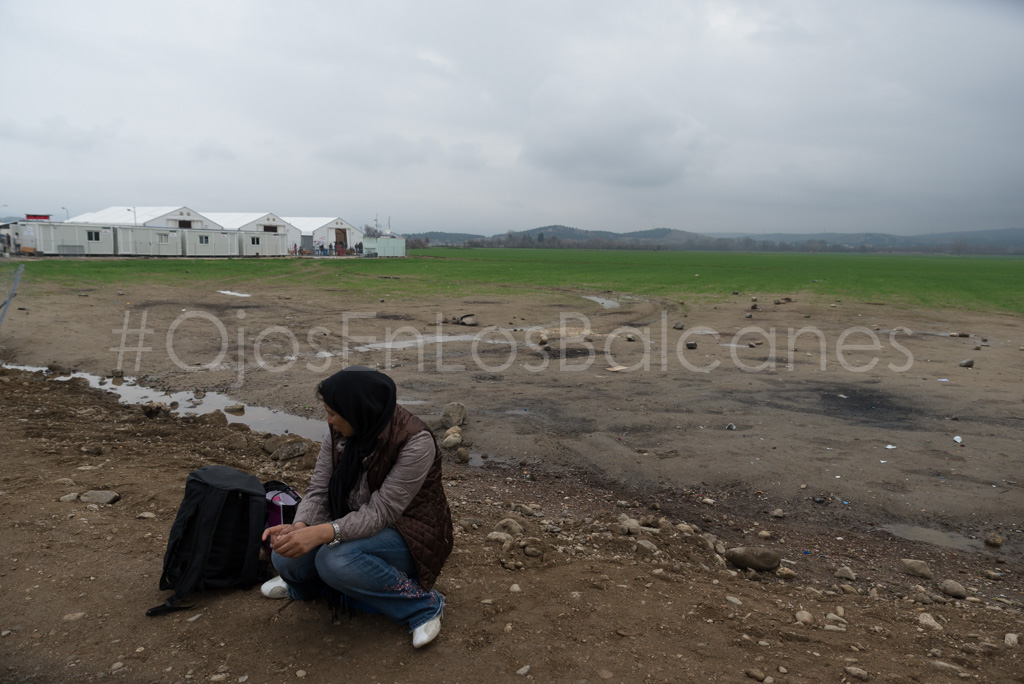 El cansancio del camino. Una mujer descansa en Eidomeni  Foto: Pablo Ibáñez.