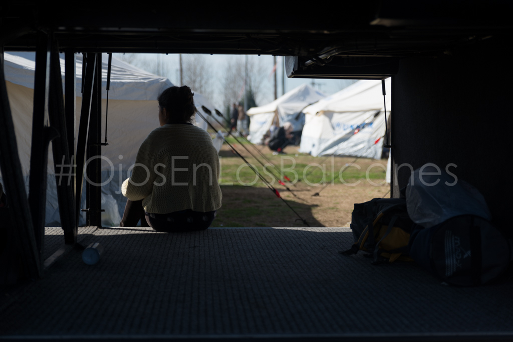 El cansancio del camino. Descansando en el maletero de un autobús en la estación de Polykastro. Foto: Pablo Ibáñez.