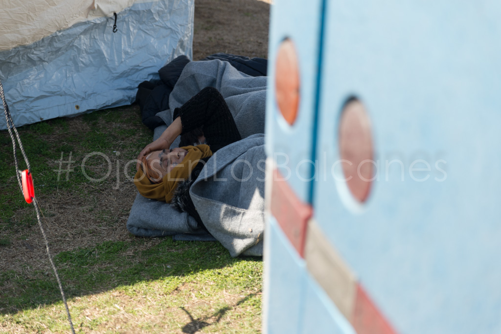 El cansancio del camino. Buscando la sombra en Eidomeni. Foto: Pablo Ibáñez.