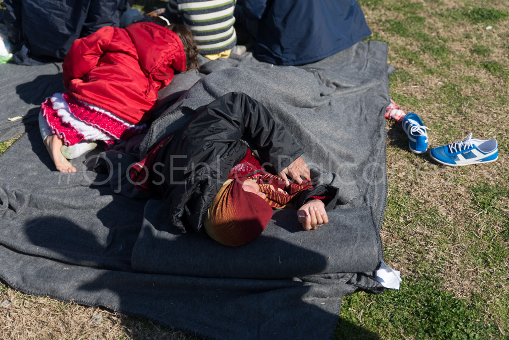 El cansancio del camino. Familia descansando en la estación de Polykastro. Foto: Pablo Ibáñez.