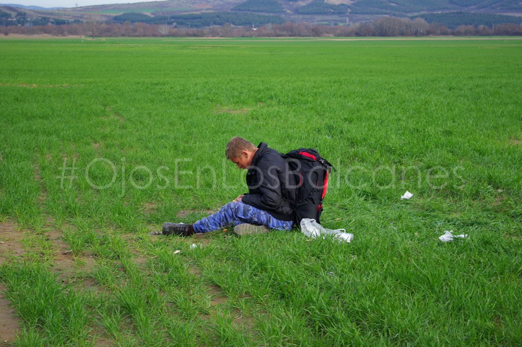 El cansancio del camino: Joven afgano llega destrozado a Eidomeni. Foto: Miguel Ángel Conejos.