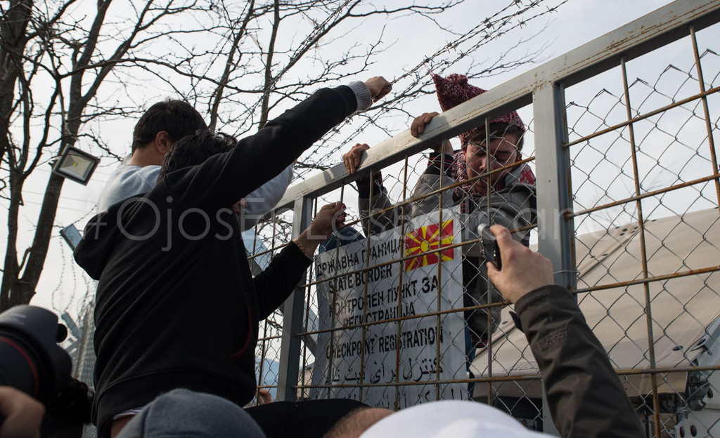 Un joven afgano salta la valla que separa Grecia de ARYM. Foto: Pablo Ibáñez.