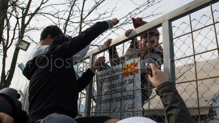 Un joven afgano salta la valla que separa Grecia de ARYM. Foto: Pablo Ibáñez.