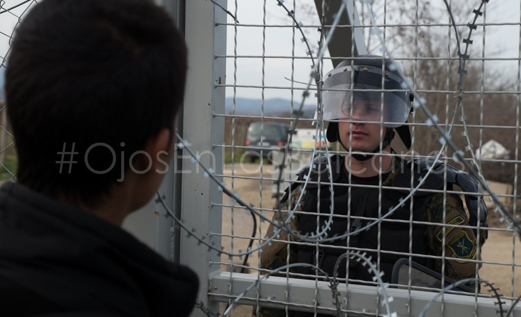 Un policía macedonio observa una de las protestas en el campo de Idomeni. Foto: Pablo Ibáñez.