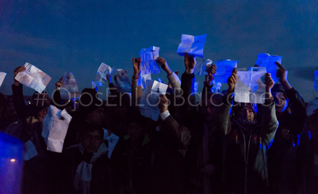 Refugiados afganos muestran sus papeles en regla, pese a la decisión del cierre de frontera para ellos. Fotos: Pablo Ibáñez.