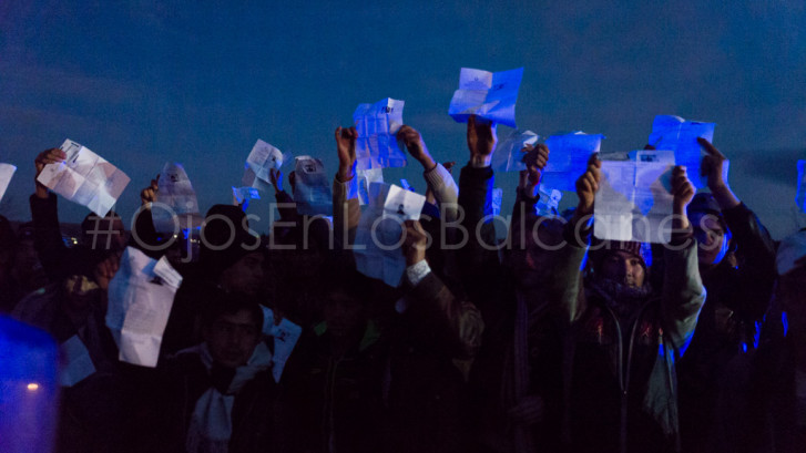 Refugiados afganos muestran sus papeles en regla, pese a la decisión del cierre de frontera para ellos. Fotos: Pablo Ibáñez.