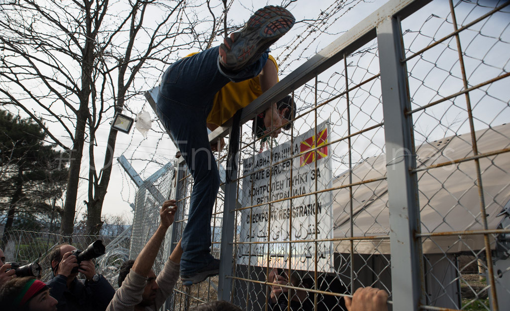 Un joven afgano salta la valla que separa Grecia de la Antigua República Yugoslava de Macedonia. Foto: Pablo Ibáñez.