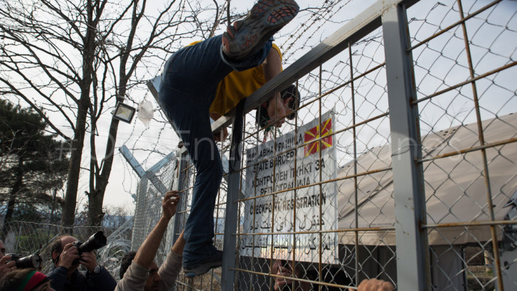 Un joven afgano salta la valla que separa Grecia de la Antigua República Yugoslava de Macedonia. Foto: Pablo Ibáñez.