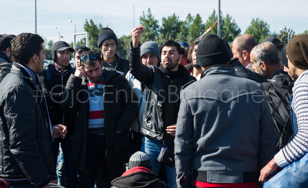 Mahmud trata de organizar el grupo que partirá hacia Eidomeni a pie. Foto: Pablo Ibáñez.