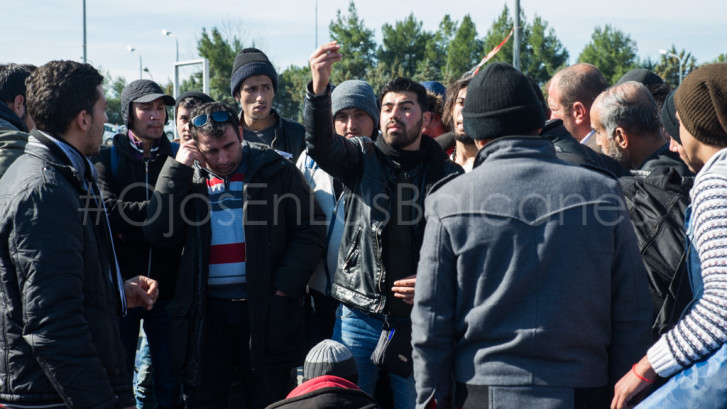 Mahmud trata de organizar el grupo que partirá hacia Eidomeni a pie. Foto: Pablo Ibáñez.