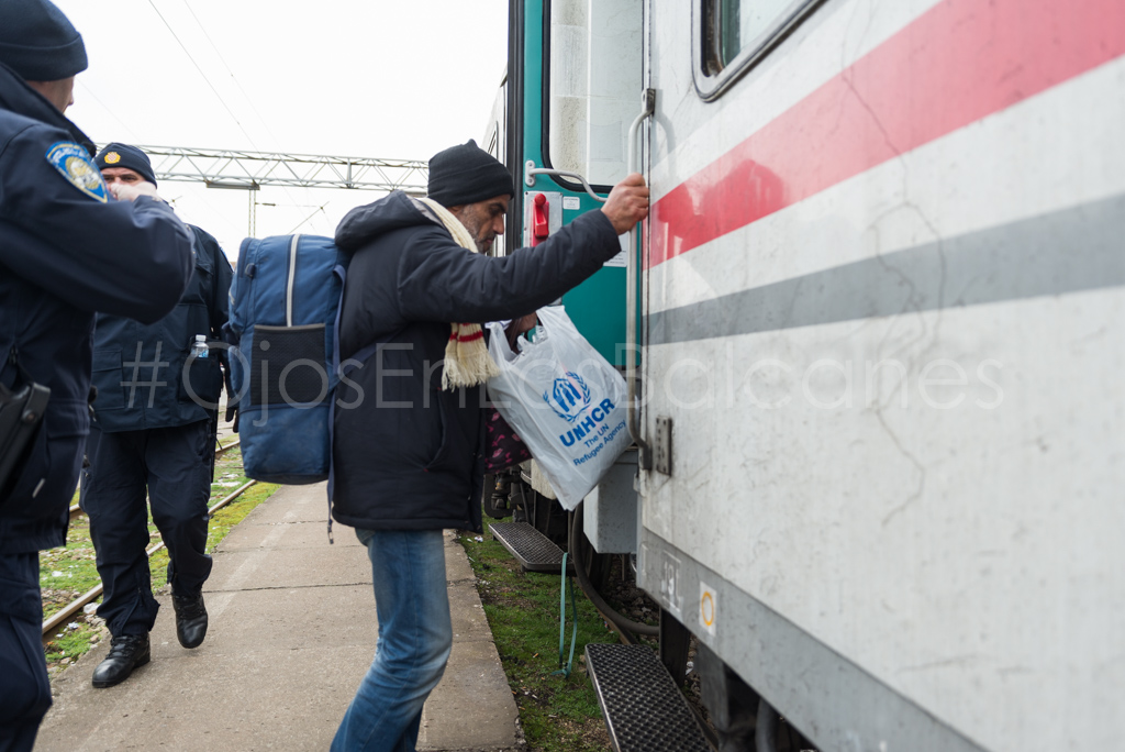 Refugiado subiendo al tren en Sid. Foto: Pablo Ibáñez.