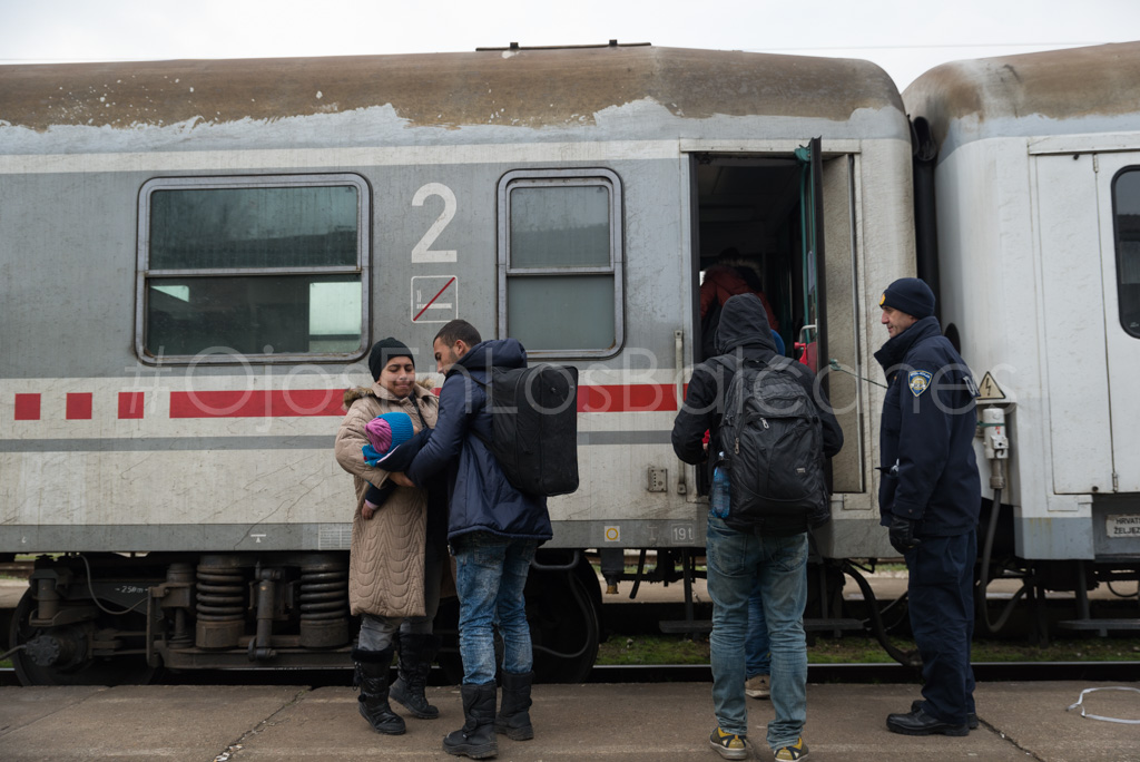 Los refugiados toman el tren que les llevará a Slavonski Brod, Croacia. Foto: Pablo Ibáñez.