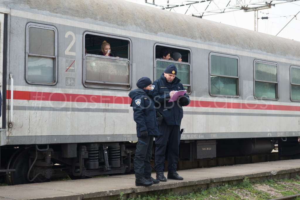 Dos policías serbios revisan los papeles de los refugiados. Foto: Pablo Ibáñez.