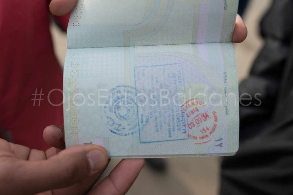 Un refugiado muestra su pasaporte con el sello turco que le impide avanzar en su viaje. Foto: Pablo Ibáñez.