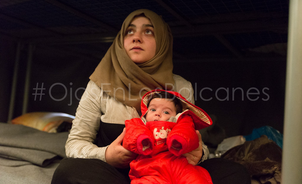 Una madre sostiene a su hijo de unos pocos meses. Foto: Pablo Ibáñez.