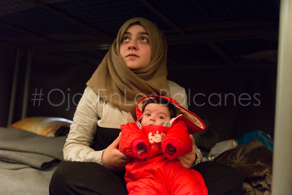 Una madre sostiene a su hijo de unos pocos meses. Foto: Pablo Ibáñez.