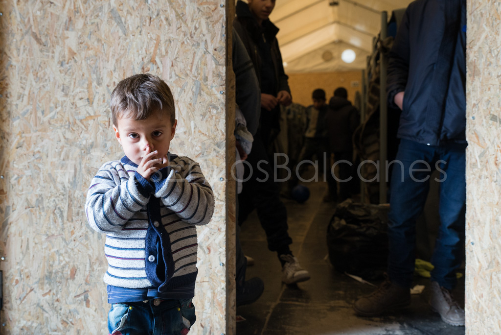 Un niño en el portal de una de las carpas. Foto: Pablo Ibáñez.