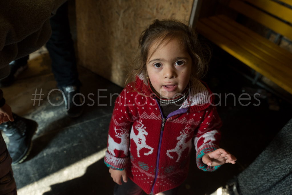 Una niña en el portal de una de las carpas. Foto: Pablo Ibáñez.