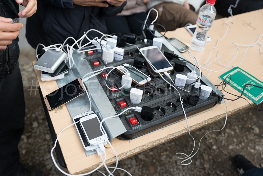 La tecnología les mantiene conectados a los seres queridos. Foto: Pablo Ibáñez.