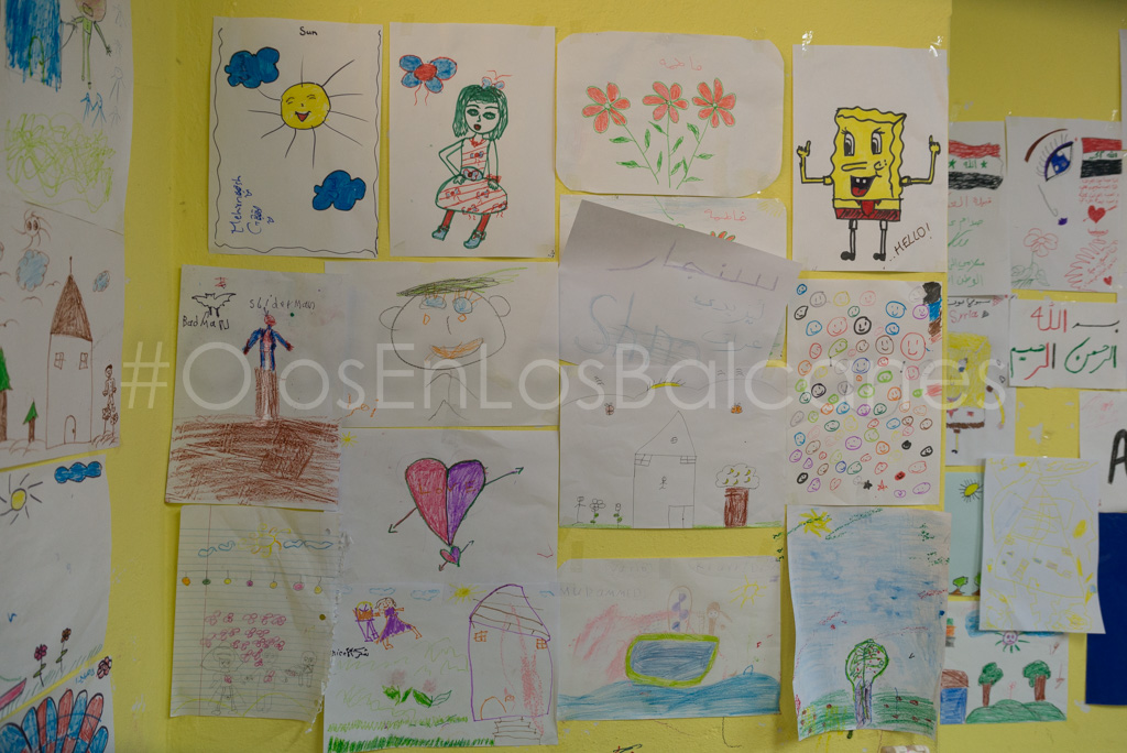 Dibujos en el campo de Adasevci. Foto: Pablo Ibáñez.