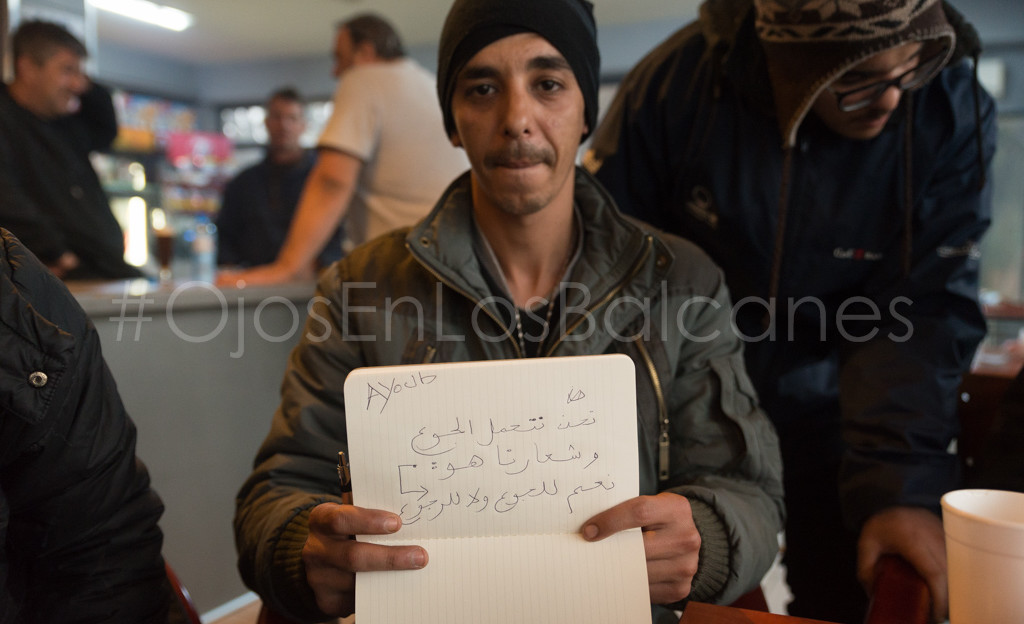 Ayoub muestra un mensaje en la cafetería de Idomeni. "Si hay hambre, no volveremos". Foto: Pablo Ibáñez.