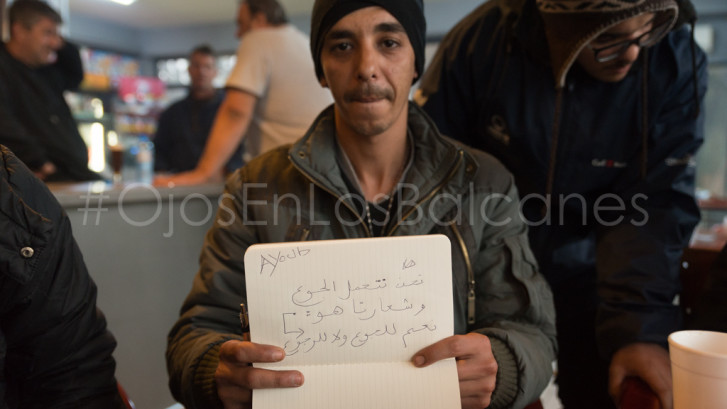 Ayoub muestra un mensaje en la cafetería de Idomeni. "Si hay hambre, no volveremos". Foto: Pablo Ibáñez.